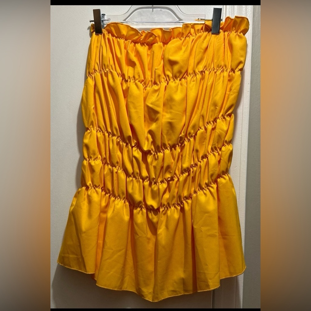 Women’s mustard yellow strapless top.